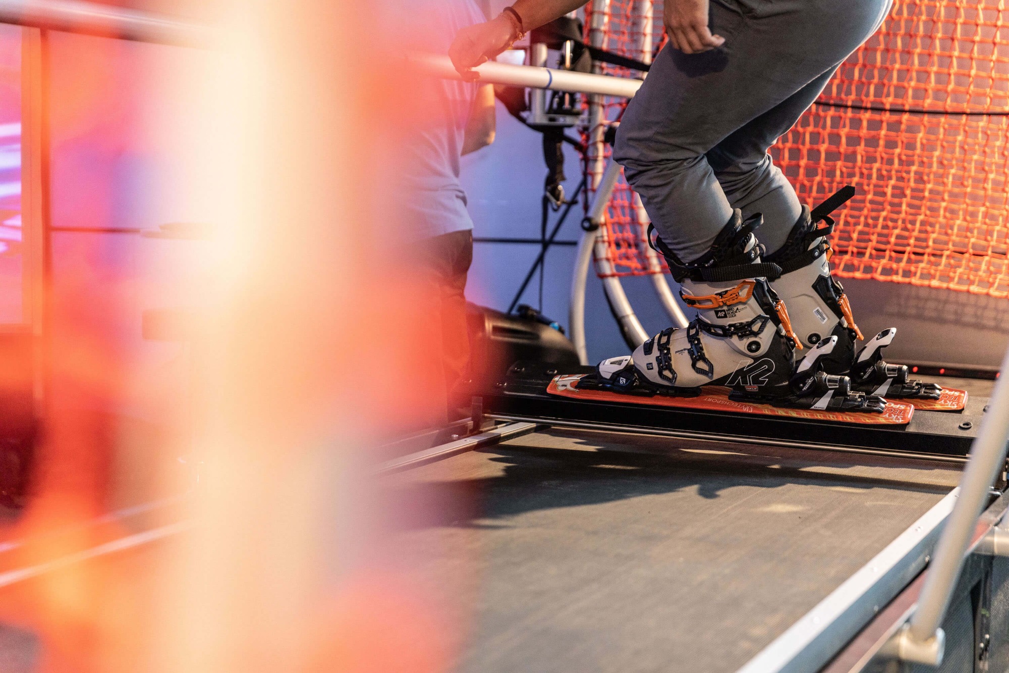 Skischuhe auf dem Laufband des Simulators